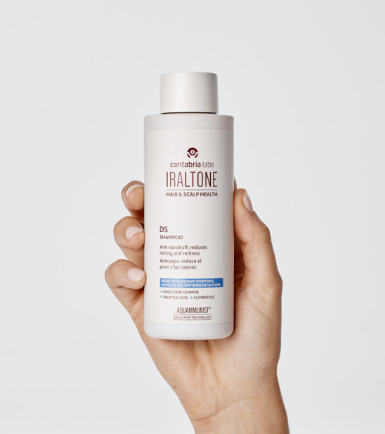 Iraltone Champú DS 200 ml · en la mano