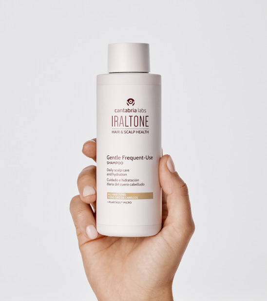 Iraltone Champú Suave Uso Frecuente 200 ml · en la mano