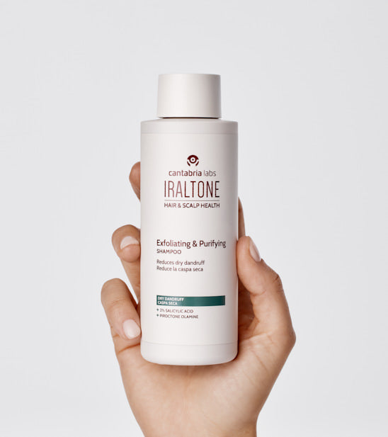 Iraltone Champú Exfoliante y Purificante 200 ml · en la mano