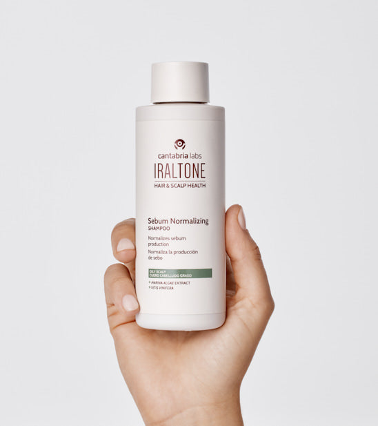 Iraltone Champú Sebo-Regulador 200 ml · en la mano