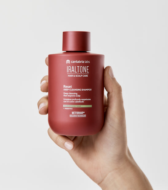 Iraltone Reset Champú 250 ml · en la mano