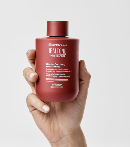 Iraltone Barrier Comfort Champú 250 ml · en la mano