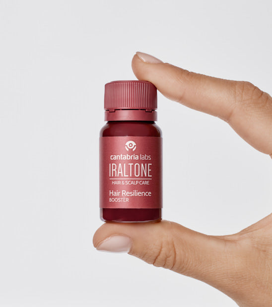 Iraltone Hair Resilience Booster 30 viales · vial en la mano