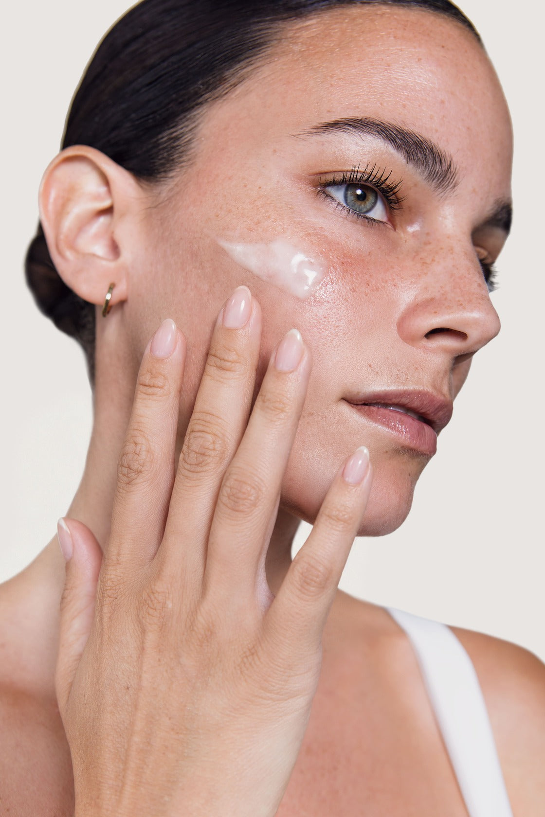 Aplicación del sérum Holisi Exosomas Cellcare en el rostro