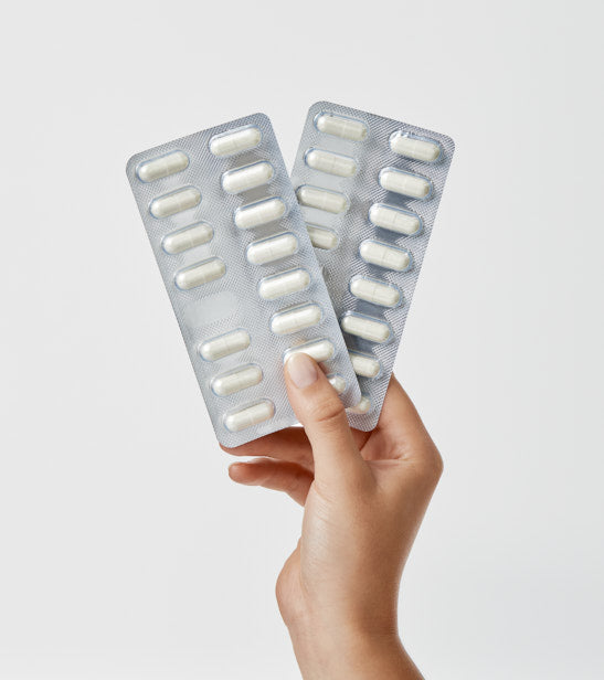 Iraltone Forte Melatonin 60 cápsulas · blíster en la mano