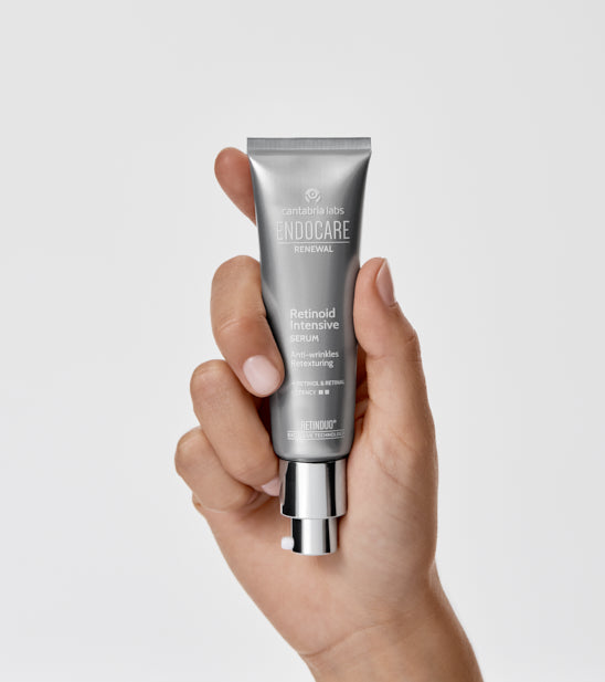 Retinoid Intensive Sérum en la mano