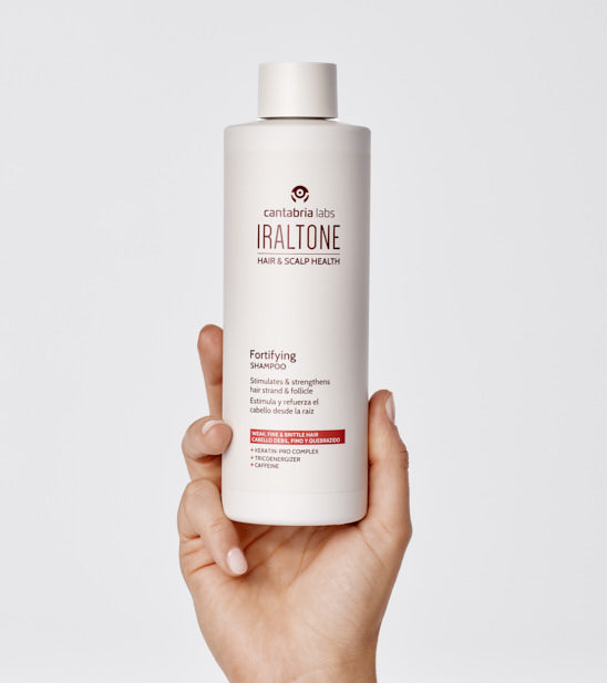 Iraltone Champú Fortificante 400 ml · en la mano