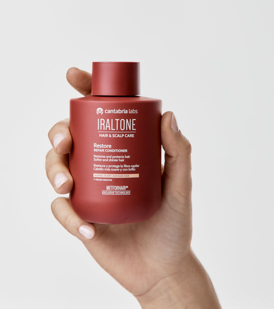Iraltone Restore Acondicionador 200 ml · en la mano